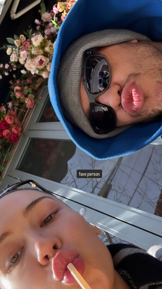 Pete Davidson and Elsie Hewitt pouting for a selfie.