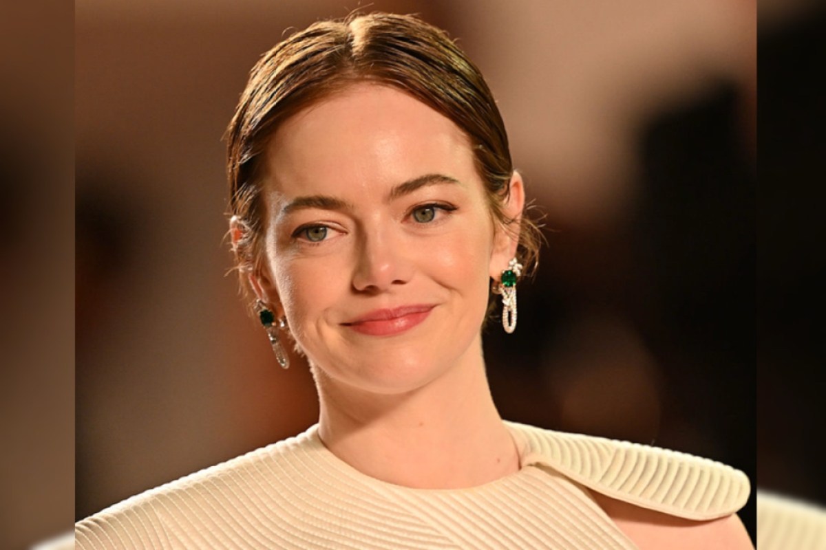 emma-stone-faces-bee-attack-on-cannes-red-carpet-in-buzzworthy-moment-fin