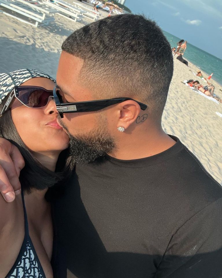 Cheyenne Floyd and Zach Davis kissing on a beach.