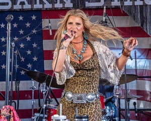 Jessica Simpson Performs on American Idol Finale, Winner Crowned
