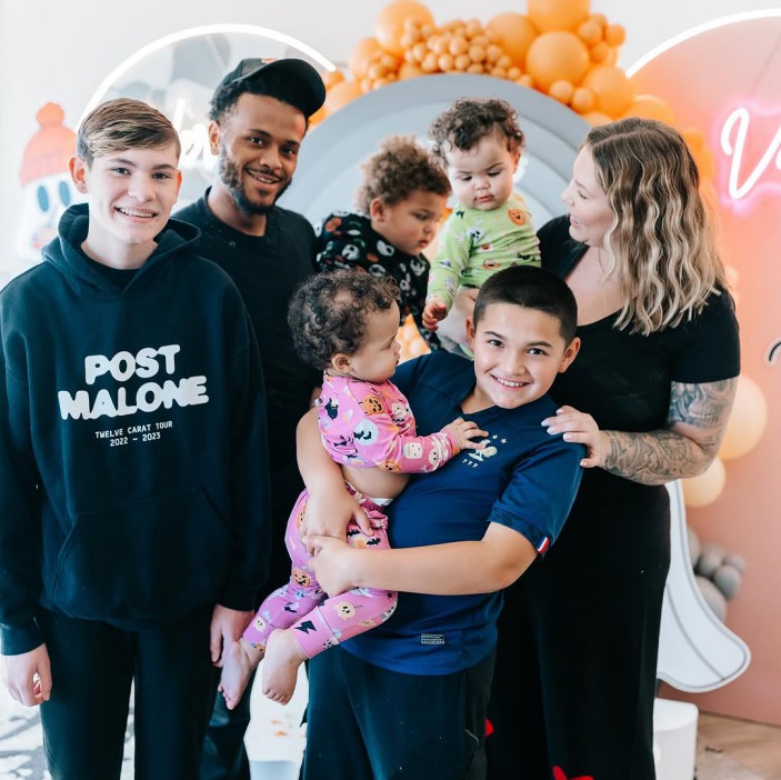 WEDDING OFF Teen Mom Kailyn Lowry splits from fiance Elijah Scott after 3 years and 3 kids together following rumors he cheated. Photo taken without permission: https://www.instagram.com/p/DC6_ErMglvp/?hl=en&img_index=2