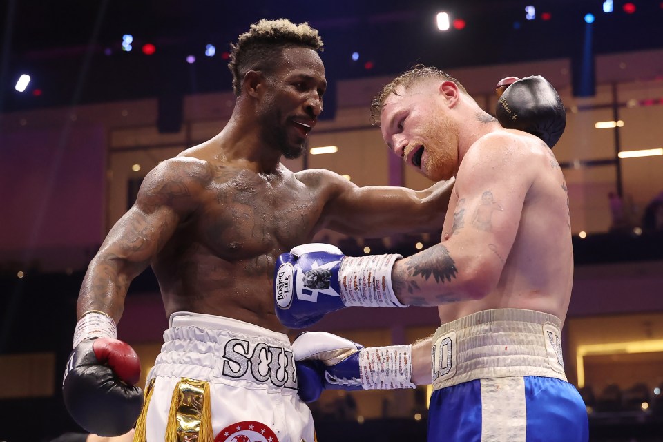 Saul "Canelo" Alvarez and William Scull in a boxing match.