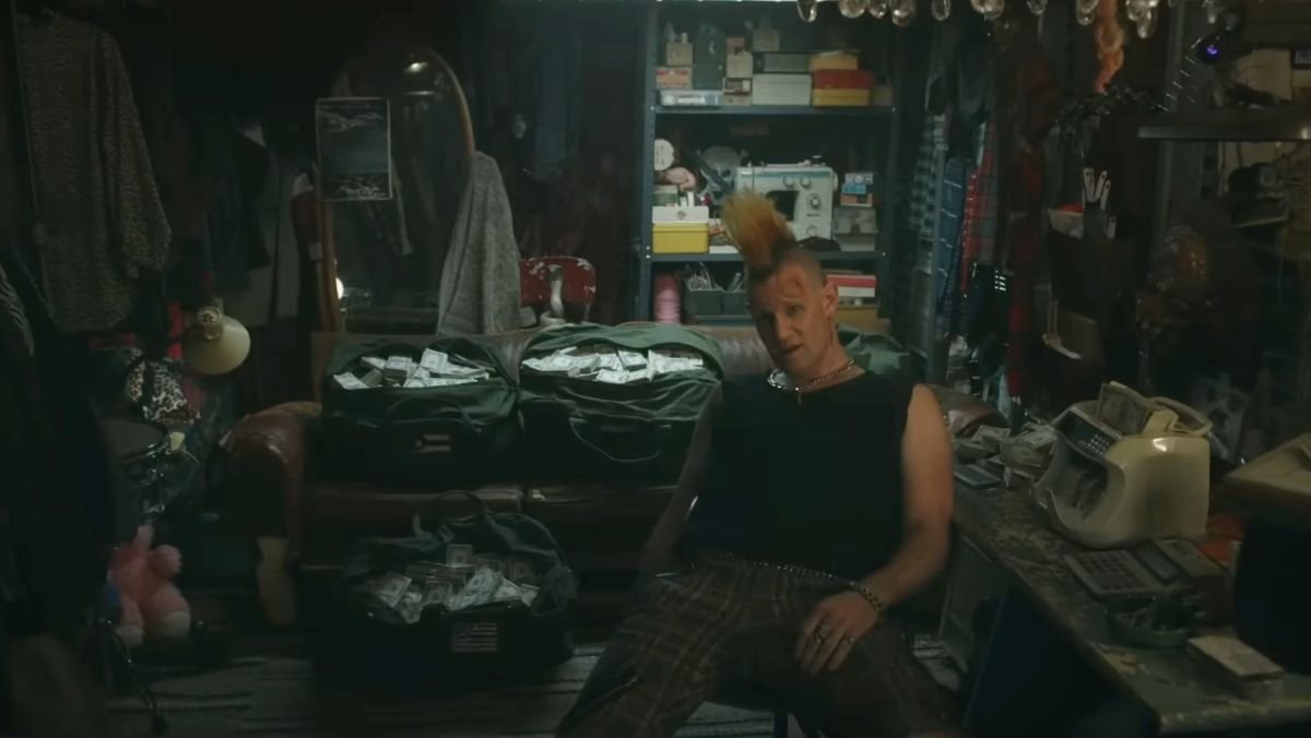 matt smith dressed like a punk rock guy with a tall mohawk in caught stealing trailer