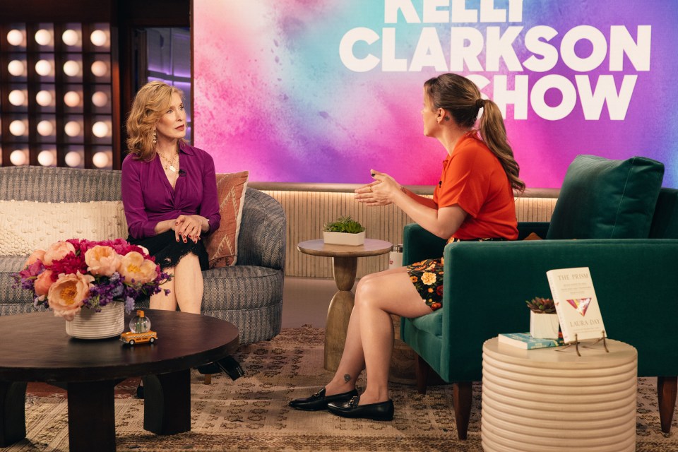 Kelly Clarkson interviewing Laura Day on her talk show.