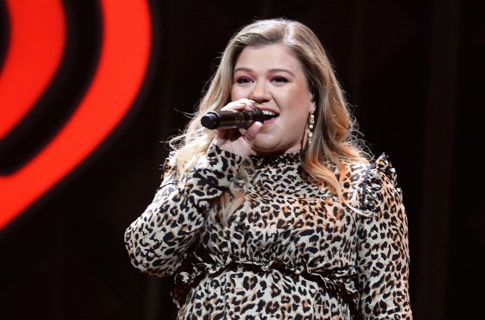 Kelly Clarkson performing at KISS 108's Jingle Ball 2017.