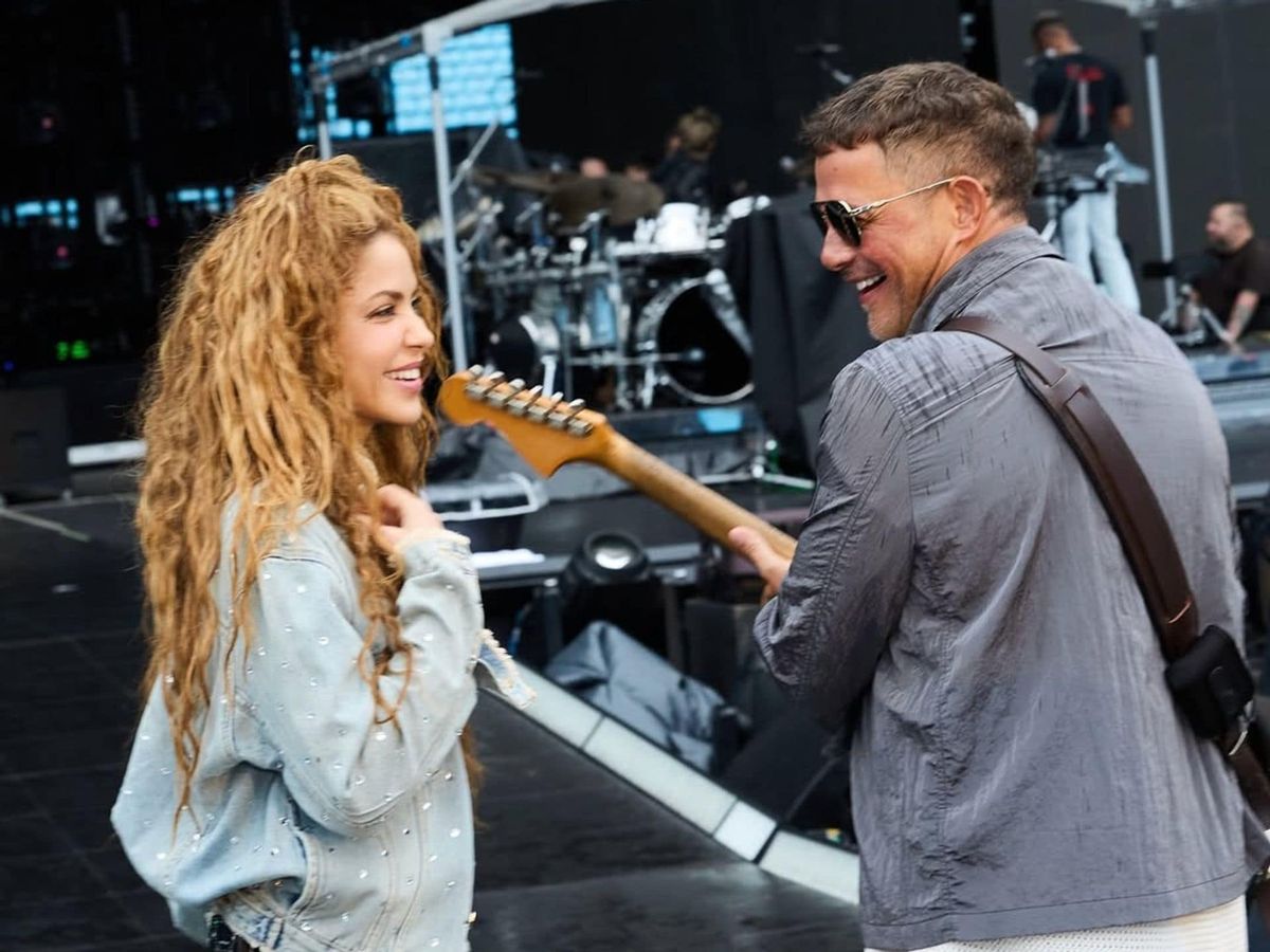 Sanz & Shakira back together singing Besame
