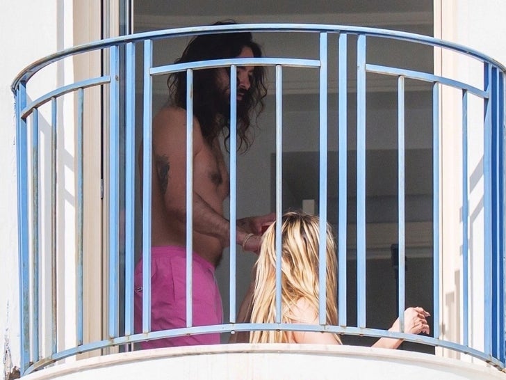 0512-Heidi-Klum-Wearing-A-Bikini-On-a-Balcony-With-Tom-Kaulitz-primary-4