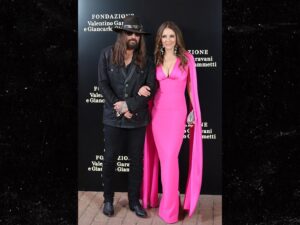 Elizabeth-Hurley-and-Billy-Ray-Cyrus-getty-1