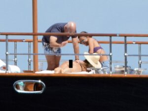 0520-Jeff-Bezos-Lauren-Sanchez-Handsy-In-France-SUB-1