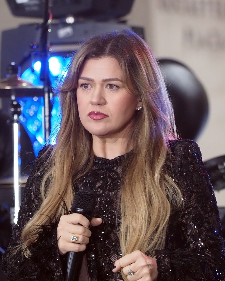 Kelly Clarkson performing at the Citi Concert Series on the Today Show.