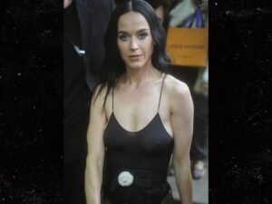 0516-lauren-sanchez-bachelorette-party-paris-photos-primary-4