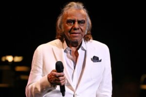 legendary-singer-retires-70-year-career-final-concert