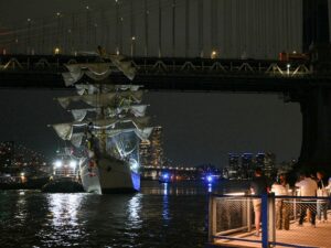 mexican-navy-ship-brooklyn-bridge-sub-getty-7