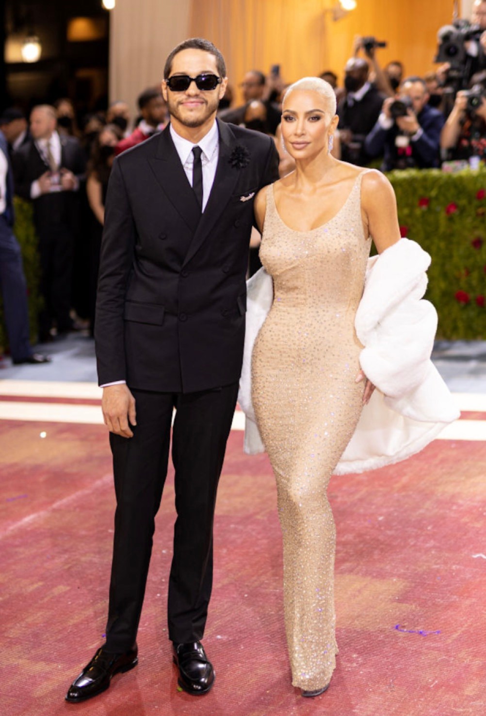 pete-davidsons-girlfriend-stuns-in-seemingly-kim-kardashian-inspired-look-at-red-carpet-debut-2022.