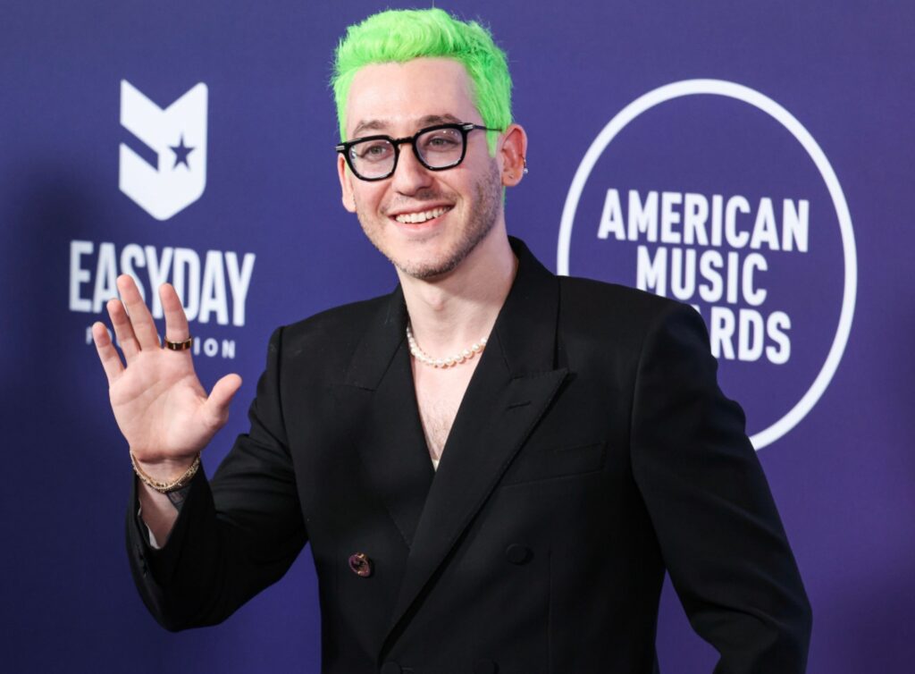 singer-songwriter-rocks-bright-green-hair-at-american-music-awards