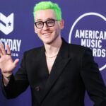 singer-songwriter-rocks-bright-green-hair-at-american-music-awards