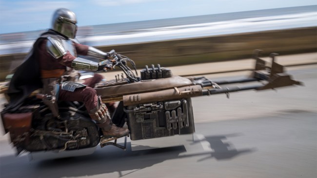 Mandalorian-and-his-speeder-bike