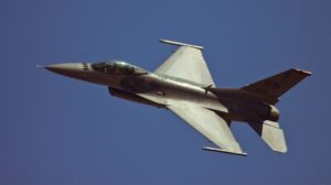 F-16-flying-in-afternoon