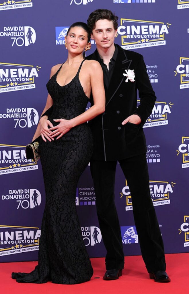 video-shows-timothee-chalamet-awkwardly-dodging-kylie-jenners-kiss-at-awards-show