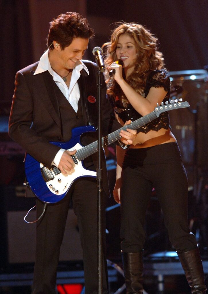 Alejandro Sanz and Shakira perform "La Pared"/"A La Primera Persona"/"La Tortura"