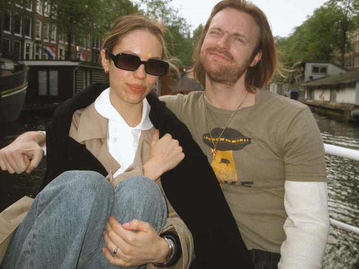 0603 Finneas-And-Claudia-Sulewski-Get-Handsy-In-Berlin-SUB-1