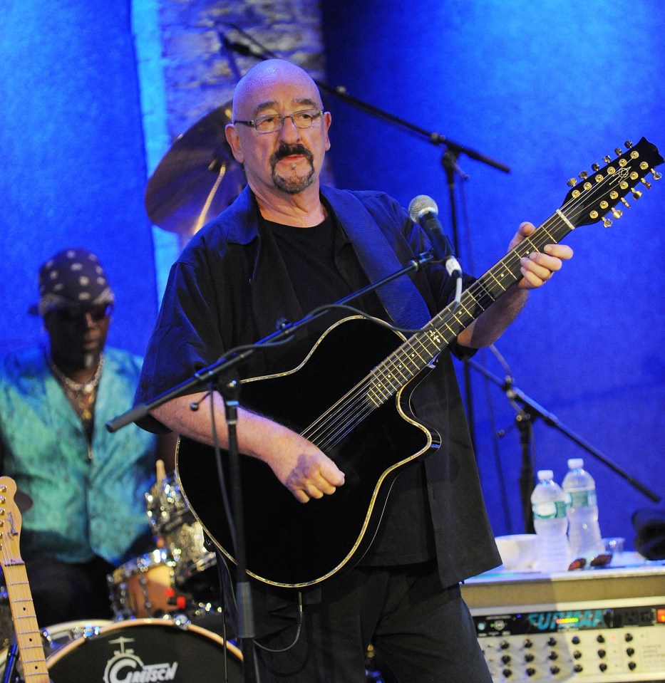 Dave Mason performing with a guitar.