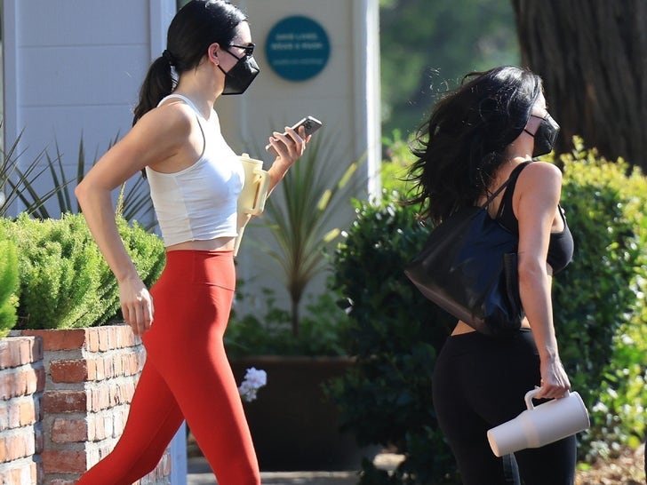 0605-Kendall-Kylie-Jenner-Abs-Pilates-SUB-4