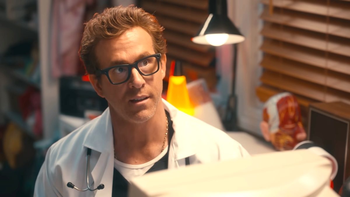 Ryan Reynolds in Doogie Hoswer black eye glasses