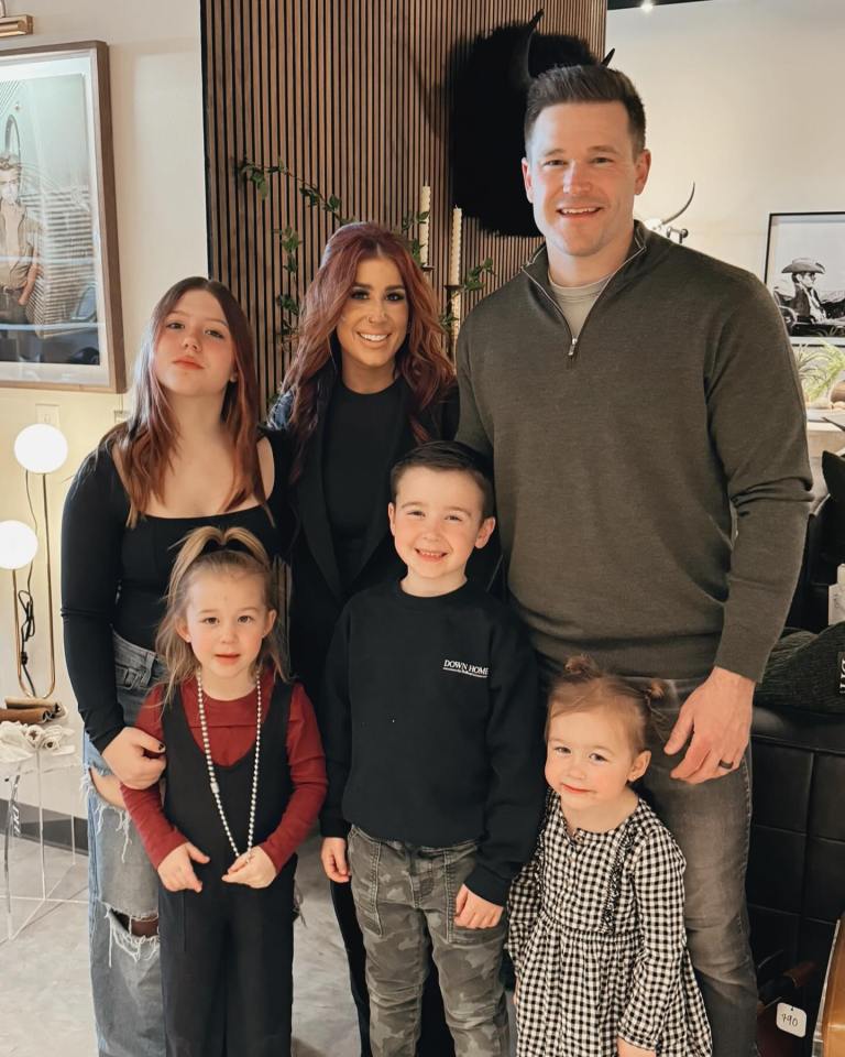 Family portrait of Chelsea Houska, her husband Cole, and their children.