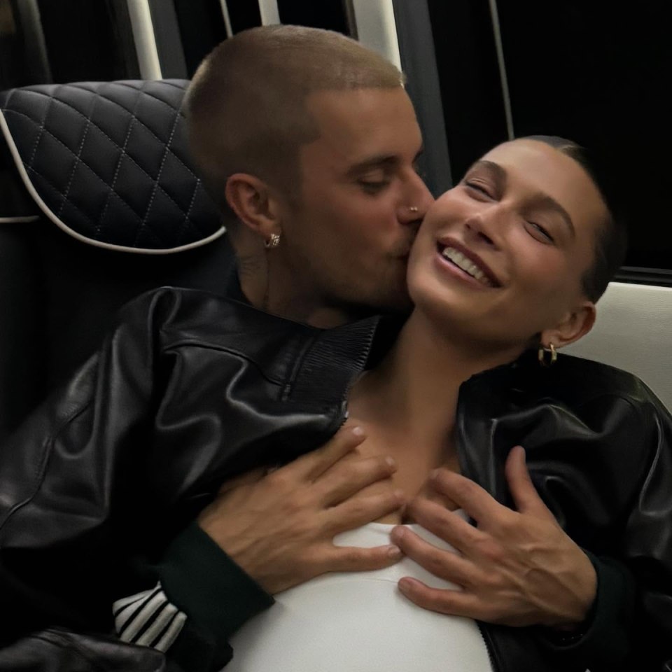 Justin Bieber kissing Hailey Bieber on the cheek.