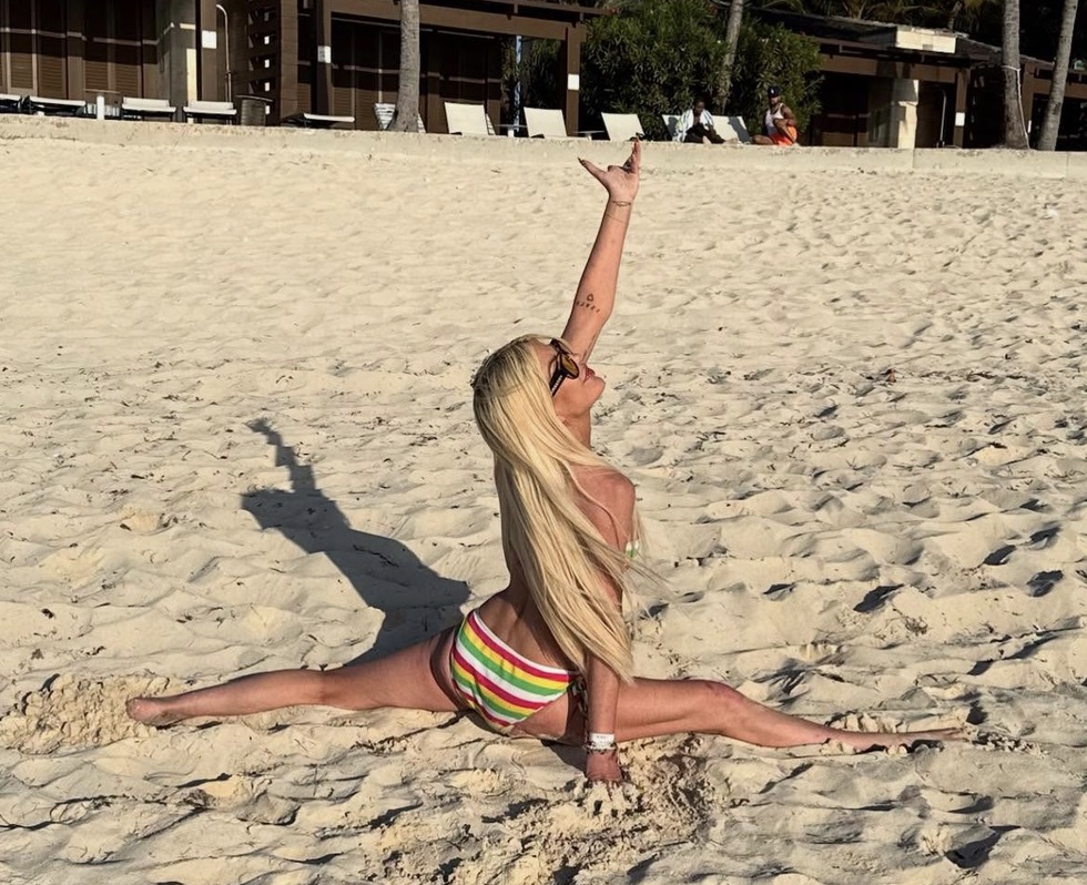 tori-spelling-shows-off-figure-in-new-beach-photos-splits