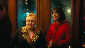 L-R: Rebel Wilson and Dakota Johnson in 'How To Be Single'