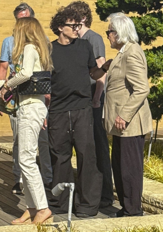 Harvey Keitel leaving Nobu with his family.