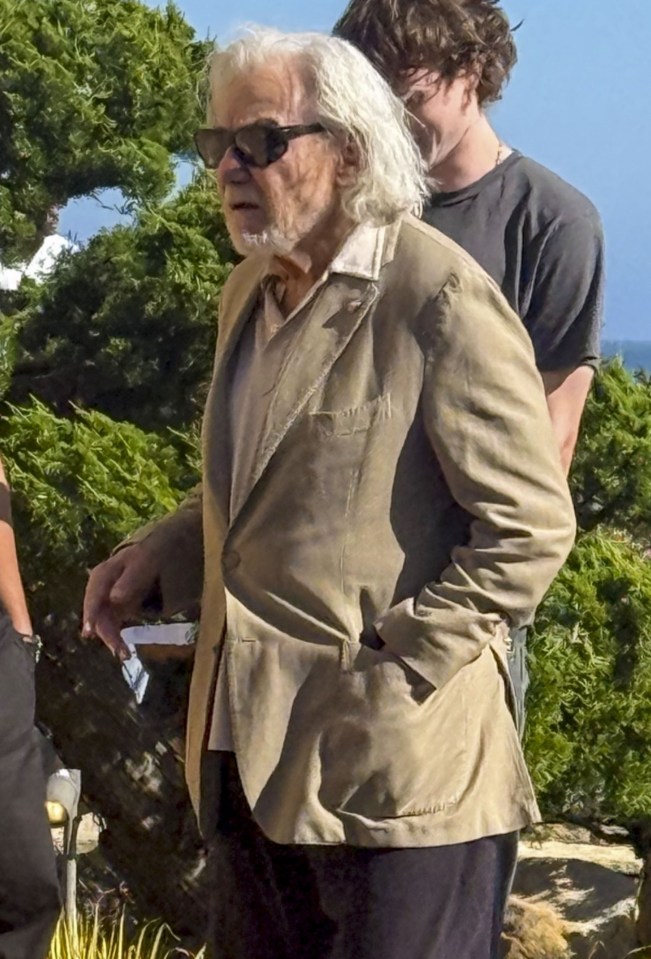 Harvey Keitel leaving Nobu with his family.