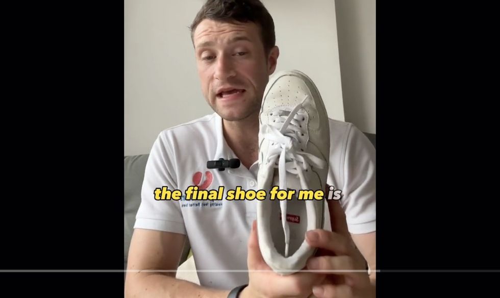 Paul, o podólogo, segurando os tênis da Nike Air Force 1