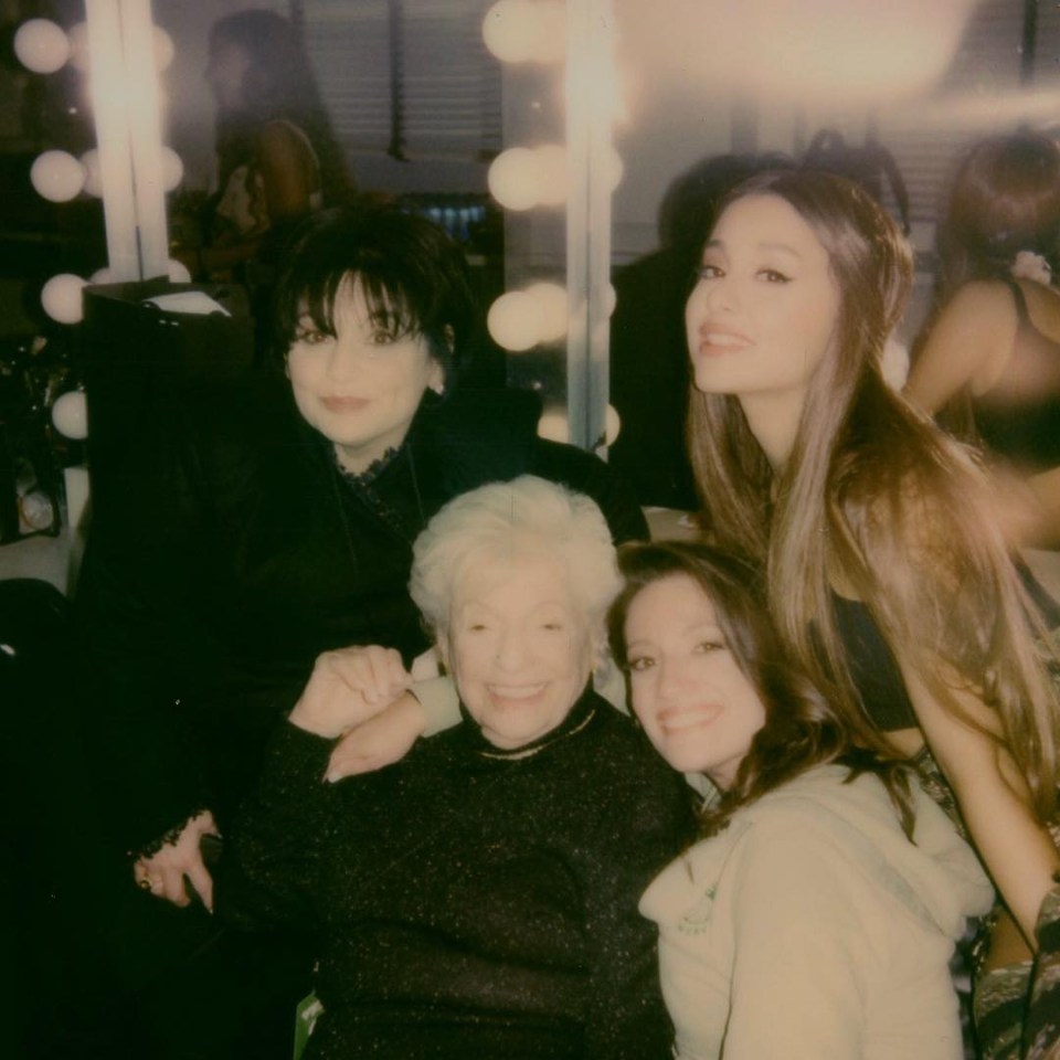 Backstage photo of Ariana Grande with her mother and grandmother.