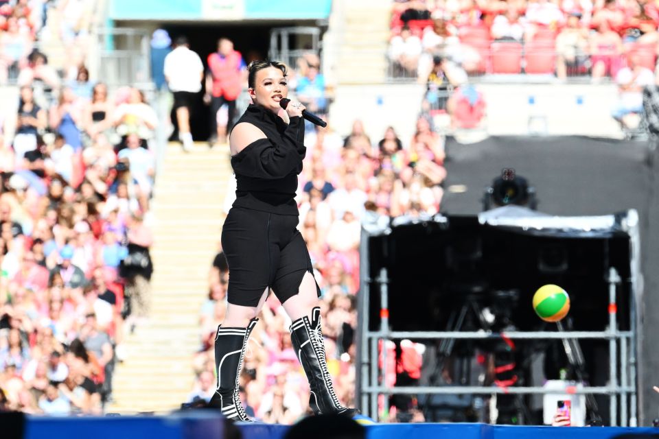 Lola Young performing at a concert.