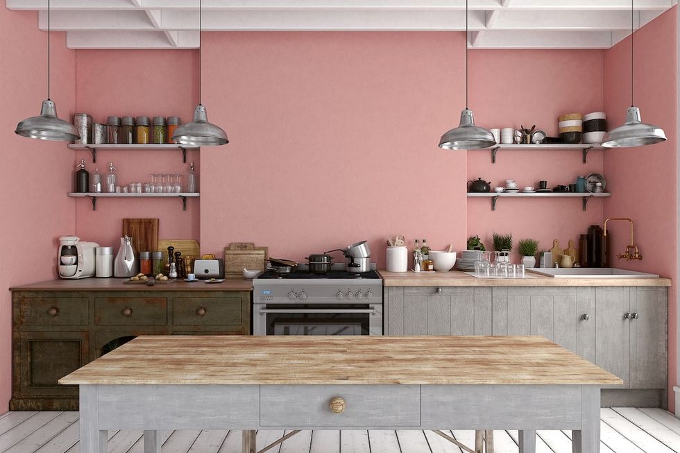 Cozinha com paredes rosa e armários cinza