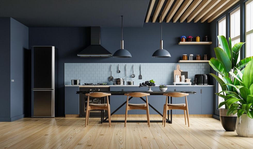 Design de interiores de cozinha de estilo moderno com parede azul escura