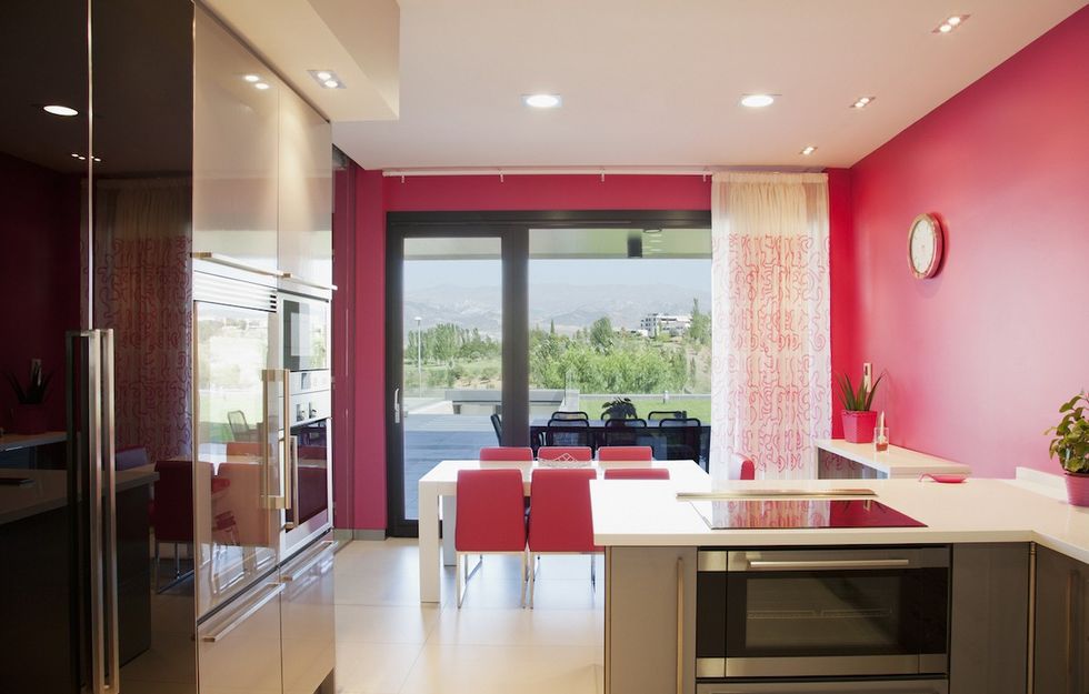 Cozinha moderna com paredes rosa brilhante