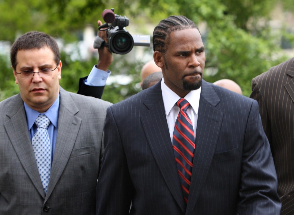 R. Kelly arriving at court with his manager.