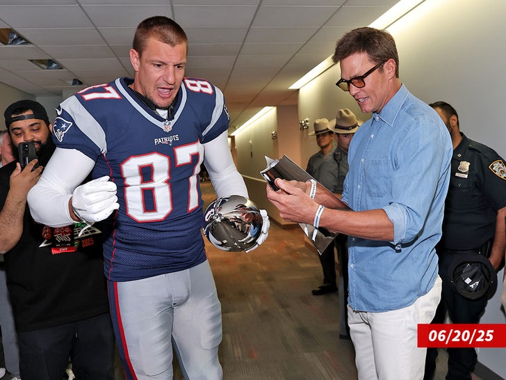 tom brady rob gronkowski sub getty swipe 2