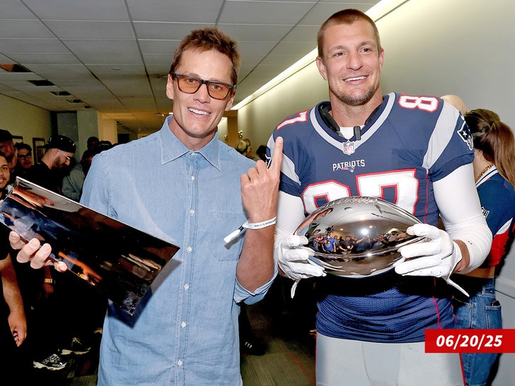 tom brady rob gronkowski sub getty swipe