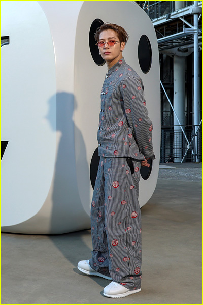 celebs at louis vuitton fashion show