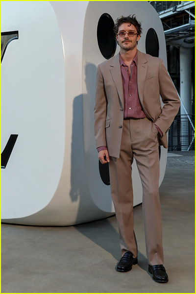 celebs at louis vuitton fashion show