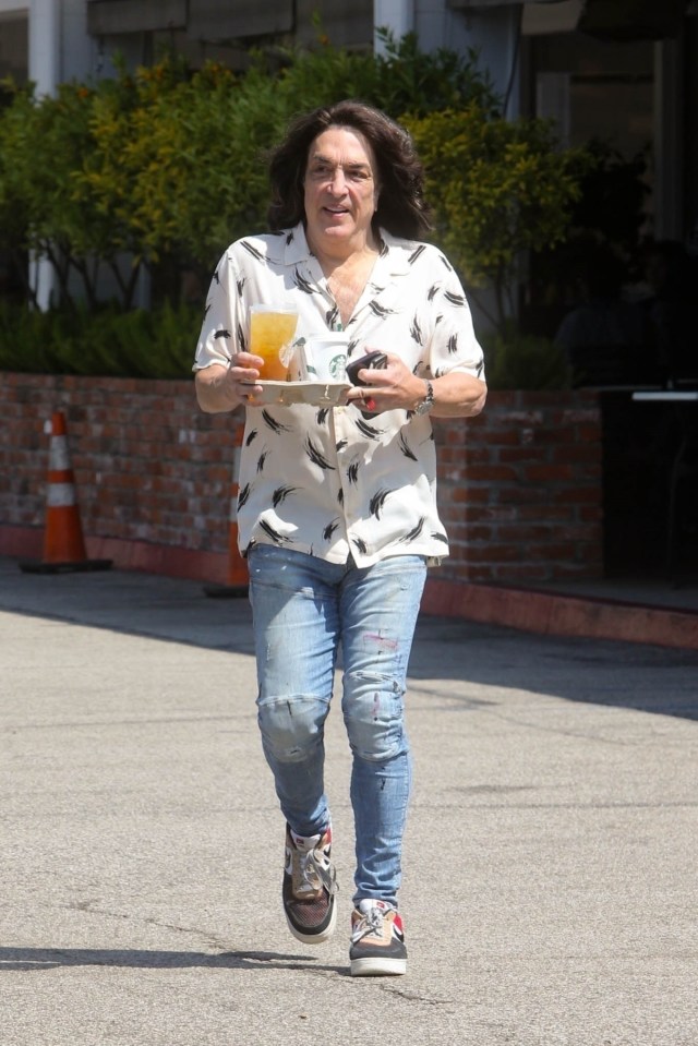 Paul Stanley carrying Starbucks drinks.