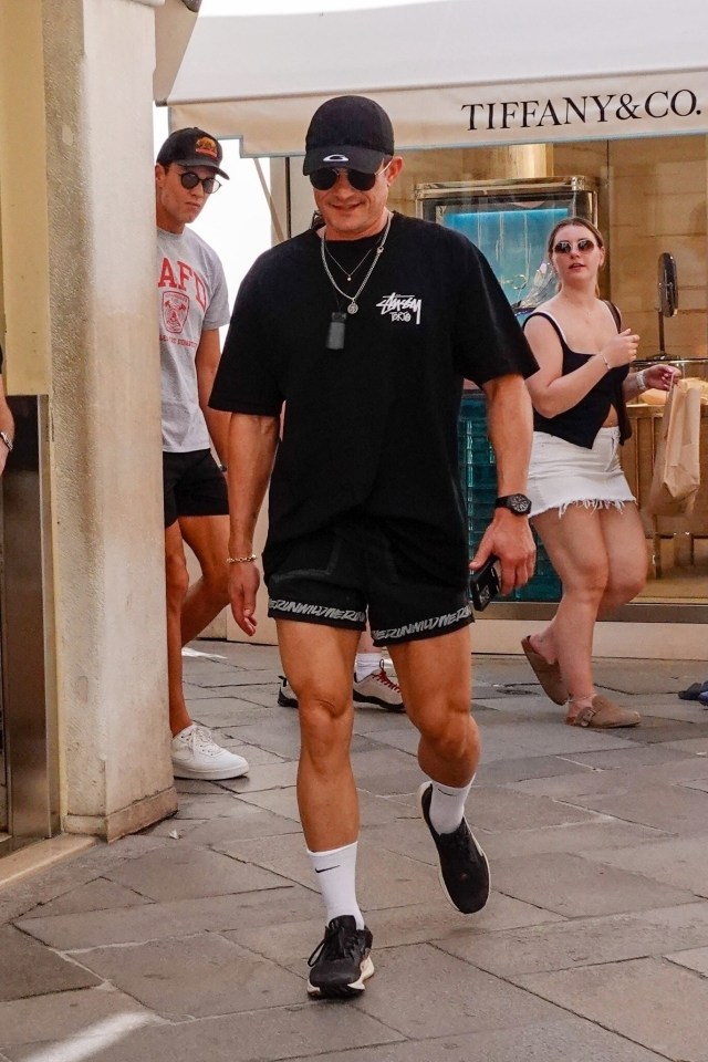 Orlando Bloom and Sydney Sweeney strolling in Venice.