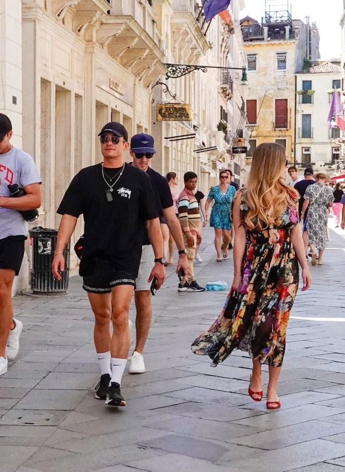 Orlando Bloom and Sydney Sweeney strolling in Venice.
