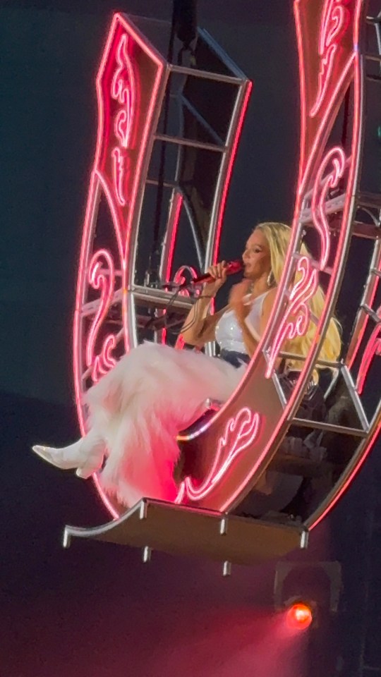 Beyoncé performing on a horseshoe-shaped stage lift.