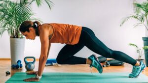 side view of a woman doing mountain climbers